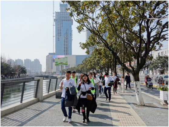 一路上，志愿者把“学雷锋践行动 树新风做好事 做志愿者”的精神传扬到大街小巷，把雷锋为人民服务的志愿精神带到城市的每个角落。